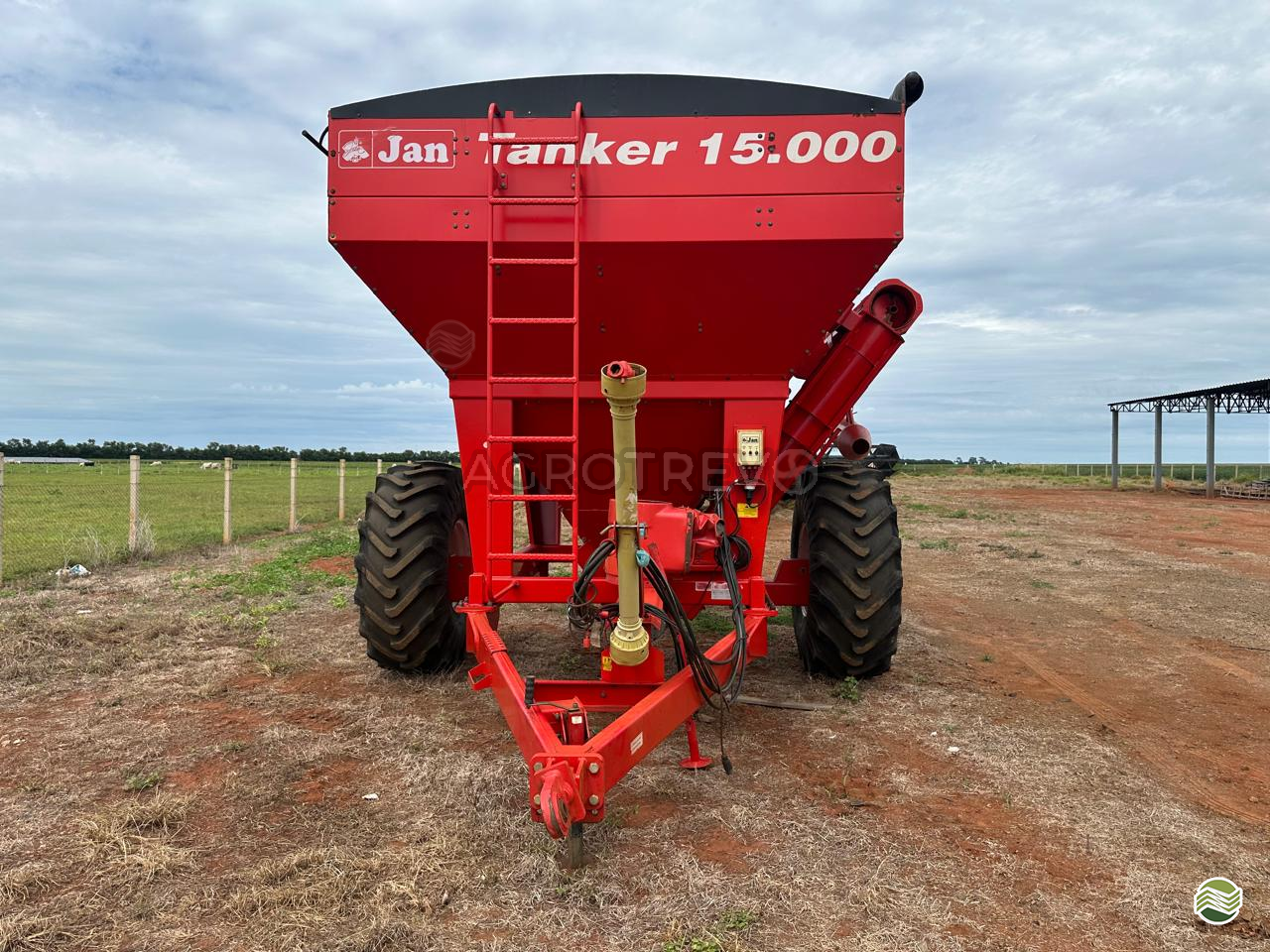 IMPLEMENTOS AGRICOLAS CARRETA BAZUKA GRANELEIRA 15000 Agrotrevo Soluções Agropecuárias - Jacto CHAPADAO DO SUL MATO GROSSO DO SUL MS